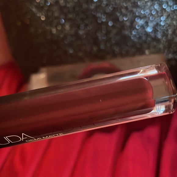 Huda Beauty Demi Matte Cream Lipstick💋Bawse Shade.NIP.🔺FIRM🔺 - Picture 8 of 9